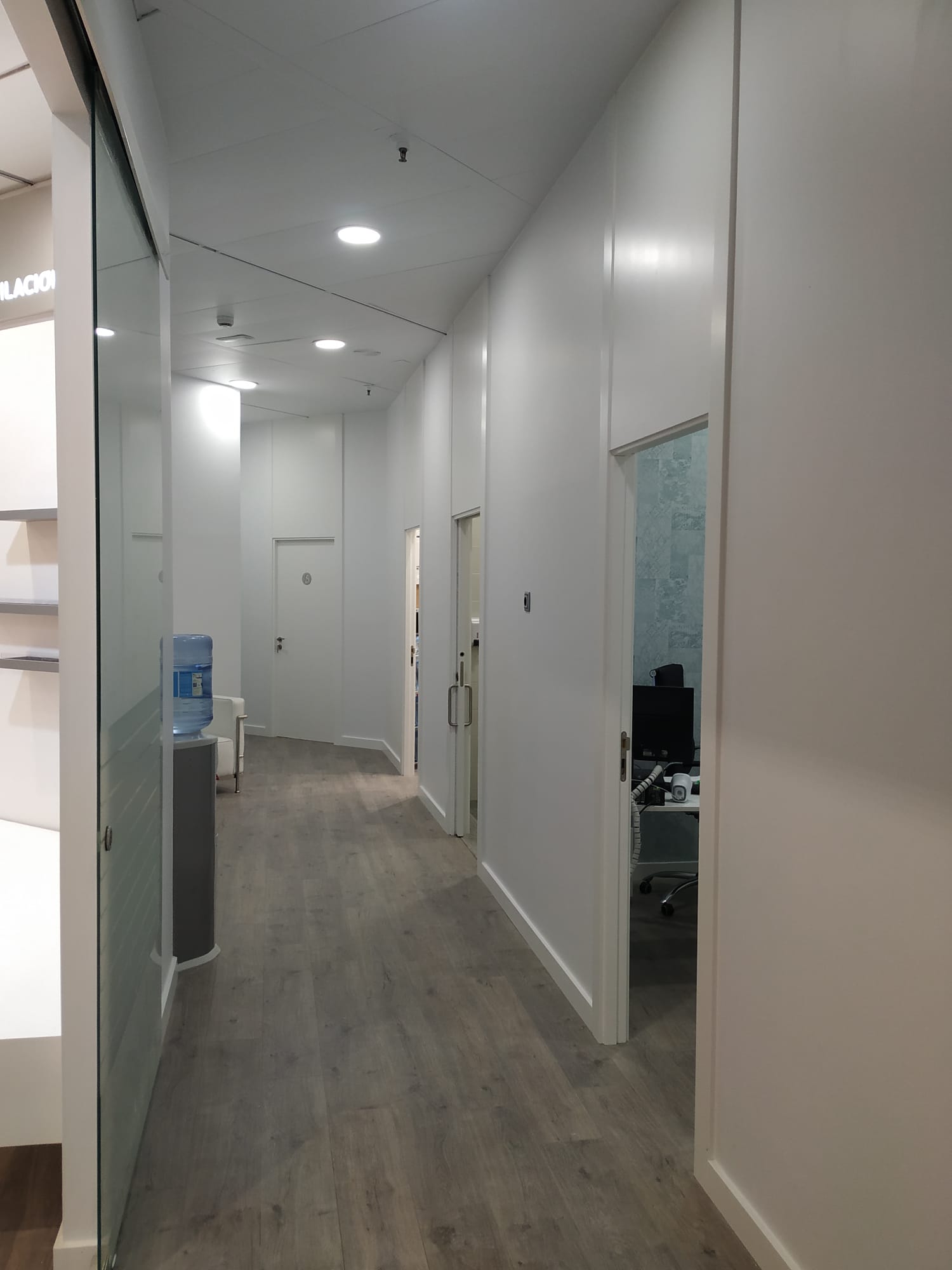 Electricista especializado en automatización de puertas eléctricas